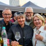 Vier Besucher des Feierabendmarkts in Dortmund