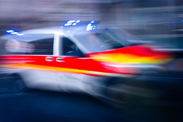 Ein Rettungswagen fährt mit eingeschaltetem Blaulicht.
