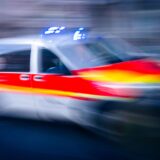 Ein Rettungswagen fährt mit eingeschaltetem Blaulicht.