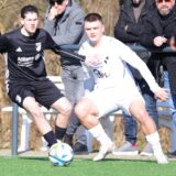 Zwei Spieler kämpfen in der Luft um den Ball.