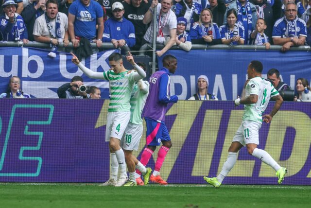 Spvgg. Fürth jubelt auf Schalke über die 2:0-Führung, Saison 2024/25