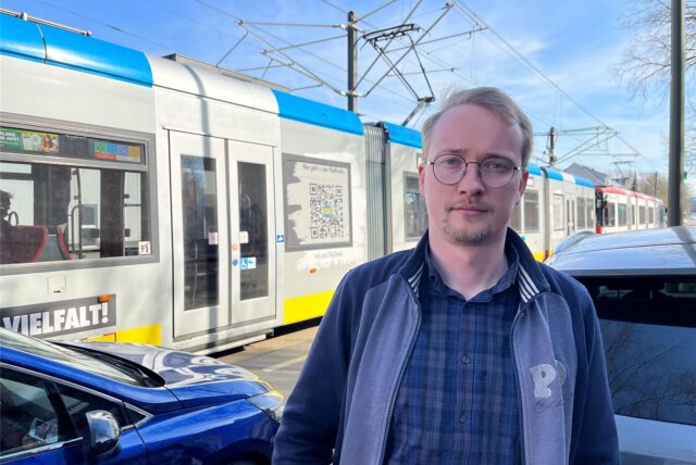 Christian Multhaupt beklagt die lauten Fahrgeräusche der U43 vor seiner Haustür.