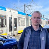 Christian Multhaupt beklagt die lauten Fahrgeräusche der U43 vor seiner Haustür.