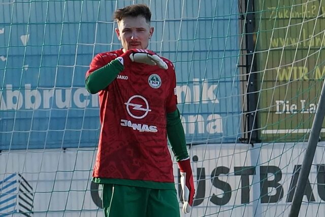 Nico Berghorst im Tor der SG Massen.