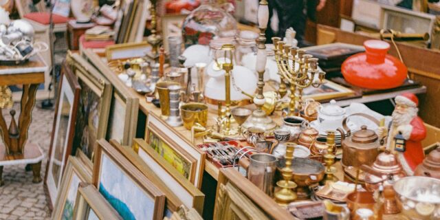 Bilderrahmen, Deko, Geschirr und mehr auf einem Trödelmarkt