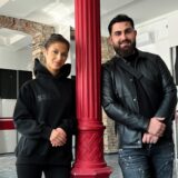 Chayenne Klatt und Emil Gajiyev lehnen sich an eine der historischen Säulen im Unnaer Bahnhofsgebäude. In den Räumen, die zuletzt von einem Wettbüro genutzt wurden, eröffnen sie den 030-Kebab.