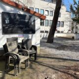 Gestapelte Stühle stehen in dem verwaisten Biergarten des Gasthauses Agethen in Unna. Auf einer großen Tafel werden Gäste willkommen geheißen.