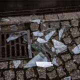 Glasscherben liegen auf einem gepflasterten Weg.