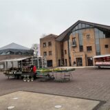 Blumenstand und Fleischwagen vor Bürgerhaus in Selm