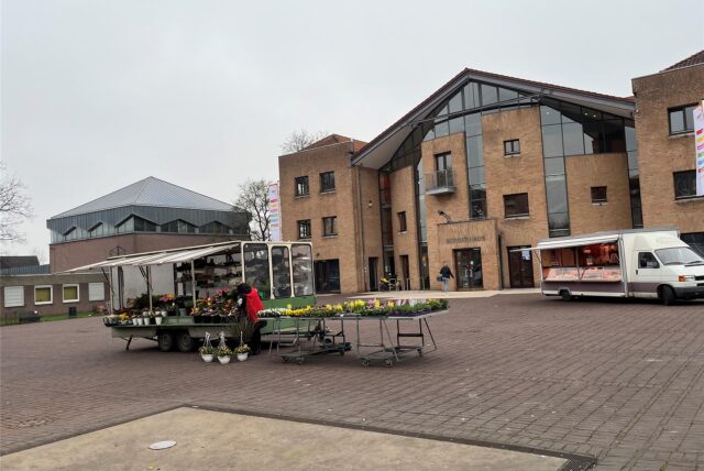 Blumenstand und Fleischwagen vor Bürgerhaus in Selm