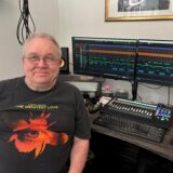 Der Unnaer Michael Dreesmann sitzt in seinem Musikstudio.