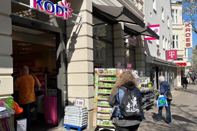 An einem sonnigen Tag in der Unnaer Innenstadt interessieren sich Passanten auch für die Warenaufsteller vor dem Kodi-Markt an der Bahnhofstraße.