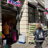 An einem sonnigen Tag in der Unnaer Innenstadt interessieren sich Passanten auch für die Warenaufsteller vor dem Kodi-Markt an der Bahnhofstraße.