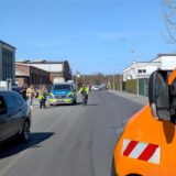 Die Polizei riegelt einen Bereich in einem Industriegebiet ab, dessen Mitarbeiter wegen einer Bombenentschärfung evakuiert werden.