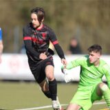 Robin Przybilla im Duell mit einem Torwart.