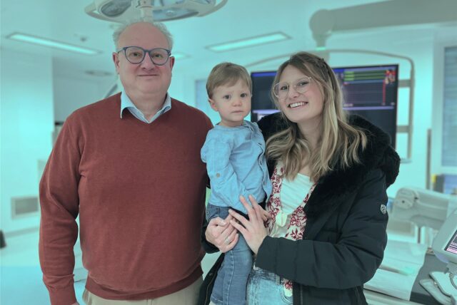 Herznotfallpatient Michael Steurenthaler (56) steht mit seiner Tochter Melina Bullmann (26) und seinem Enkel Oscar am Linksherzkatheter-Messplatz im St. Elisabeth-Krankenhaus in Dorsten.
