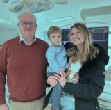 Herznotfallpatient Michael Steurenthaler (56) steht mit seiner Tochter Melina Bullmann (26) und seinem Enkel Oscar am Linksherzkatheter-Messplatz im St. Elisabeth-Krankenhaus in Dorsten.