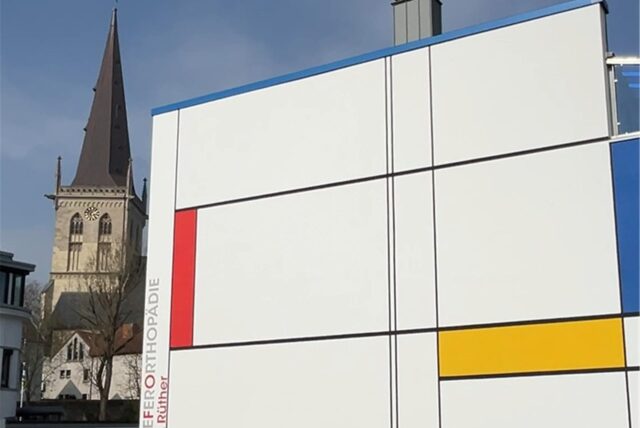 Diese Fassade war nach einem Hausabriss sichtbar geworden – und ist nun im Stil des Malers Piet Mondrian verziert. Der niederländische Künstler (1871-1944) verwendete gern senkrechte und waagerechte Linien und die Grundfarben Gelb, Rot und Blau.
