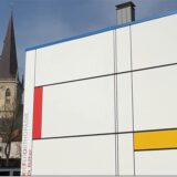 Diese Fassade war nach einem Hausabriss sichtbar geworden – und ist nun im Stil des Malers Piet Mondrian verziert. Der niederländische Künstler (1871-1944) verwendete gern senkrechte und waagerechte Linien und die Grundfarben Gelb, Rot und Blau.