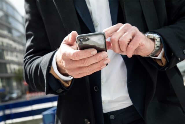 Ein Mann benutzt ein Handy.