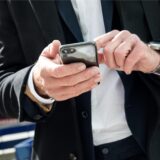 Ein Mann benutzt ein Handy.