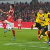 Nico Schlotterbeck und Serhou Guirassy im Zweikampf.