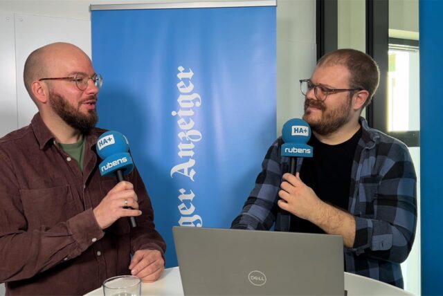 Die Redakteure Christian Greis und Mathias Gaumann besprechen die Wolfsichtungen im Detail.