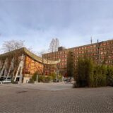 Links ein Stapel Zwei-Euro-Münzen, rechts das Bergkamener Rathaus