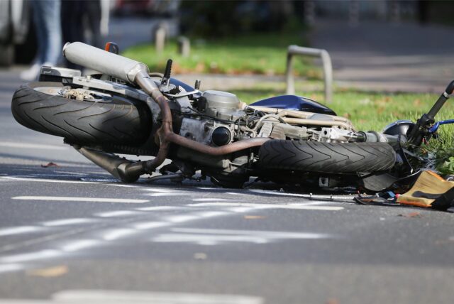 Ein umgekipptes Motorrad auf der Straße, Nahaufnahme.