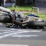Ein umgekipptes Motorrad auf der Straße, Nahaufnahme.