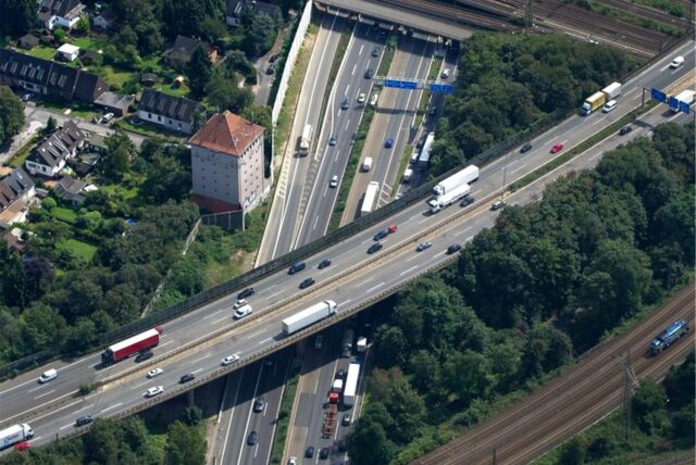 Die Autobahn 3 führt am Kreuz Kaiserberg über die Autobahn 40.