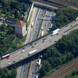 Die Autobahn 3 führt am Kreuz Kaiserberg über die Autobahn 40.