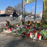 Blumen und Kerzen am Straßenrand