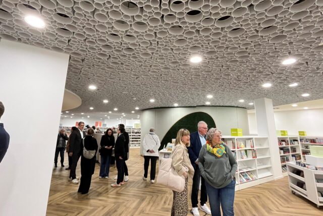 Die ersten Besucher erkundeten interessiert, wie das neue Angebot mit Büchern und mehr im Treffpunkt Persiluhr aussieht.