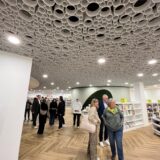 Die ersten Besucher erkundeten interessiert, wie das neue Angebot mit Büchern und mehr im Treffpunkt Persiluhr aussieht.