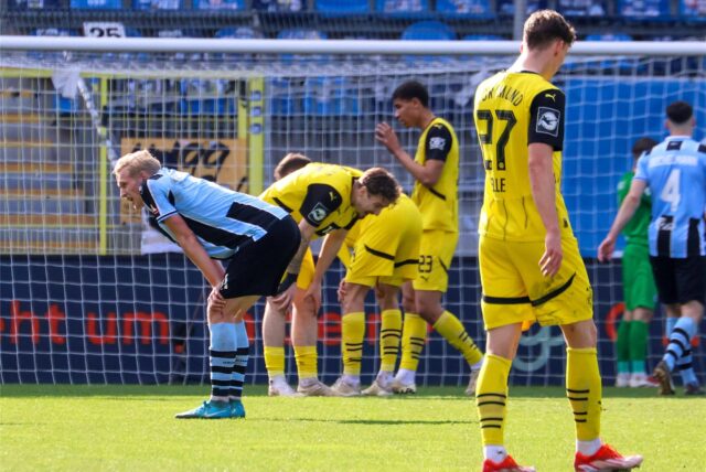 Die Spieler der BVB-U23 beugen sich enttäuscht Richtung Rasen.