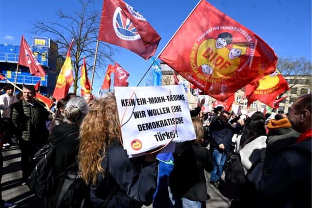 Mit Plakaten demonstrierten die Menschen in Düsseldorf für eine demokratische Türkei.
