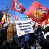 Mit Plakaten demonstrierten die Menschen in Düsseldorf für eine demokratische Türkei.