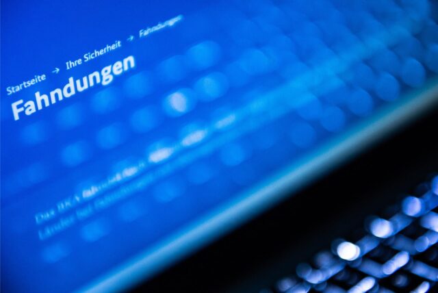 Der Schriftzug „Fahndungen“ ist auf einem Computerbildschirm zu sehen.