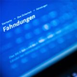 Der Schriftzug „Fahndungen“ ist auf einem Computerbildschirm zu sehen.