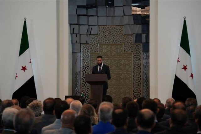 Ahmed al-Scharaa, Präsidenten von Syrien, spricht während der Zeremonie zur Bekanntgabe der neuen syrischen Regierung im Palast des Volkes.