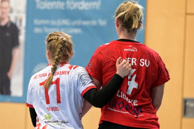 Zwei Spielerinnen stehen nebeneinander.
