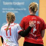 Zwei Spielerinnen stehen nebeneinander.