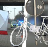 Ein Ghostbike, wie dieses hier, das in Dortmund aufgestellt wurde, wird an der Kurt-Schumacher-Straße an den Unfalltod der 16-Jährigen erinnern.