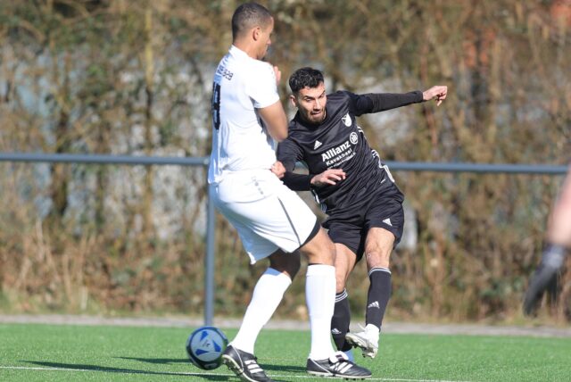 Duell um den Ball.