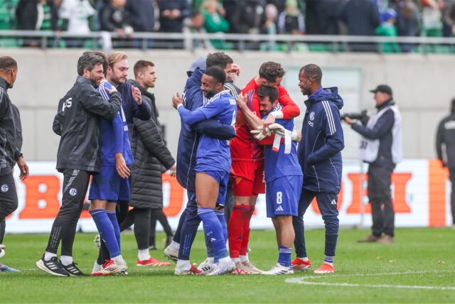 Ein Punkt in letzter Sekunde. Schalke holt ein 3:3 gegen Fürth.