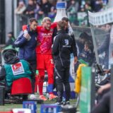 Loris Karius, Schalke 04, wird in Fürth verletzt ausgewechselt