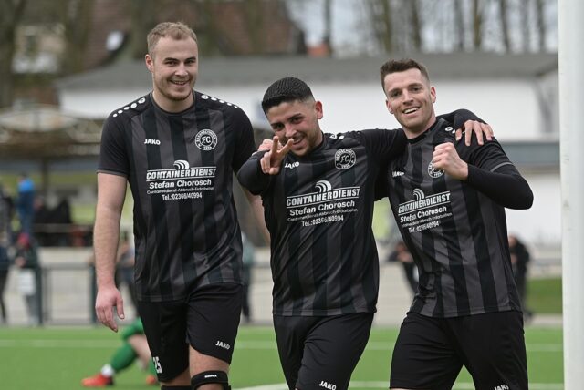 Joel Göttken (l.) und Johannes Hülsken (r.) freuen sich mit Ömer-Can Acar, der den Sieg für den FC 26 mit einem späten Doppelschlag in trockene Tücher gebracht hat.