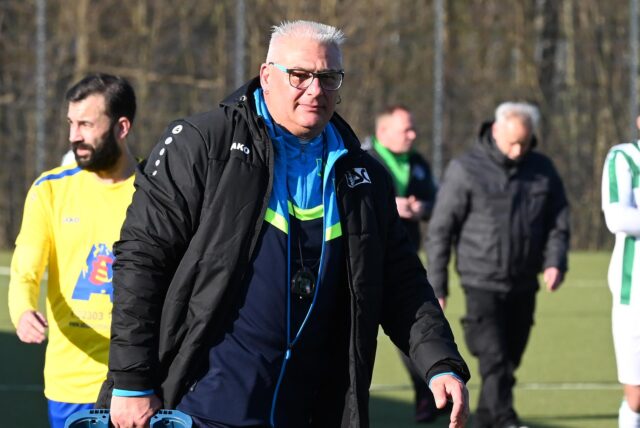 Bernd Schimanski läuft über den Platz.