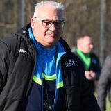 Bernd Schimanski läuft über den Platz.